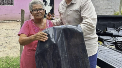 Quiso presumir apoyo por las lluvias y terminó entre memes: critican a diputado de Sinaloa al entregar ayuda a la población