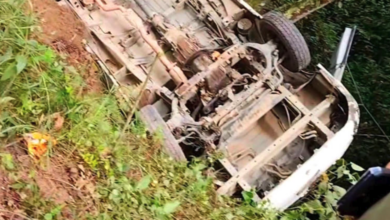 Chofer sufre convulsión tras asalto y unidad cae a barranco en Puebla; hay 17 heridos