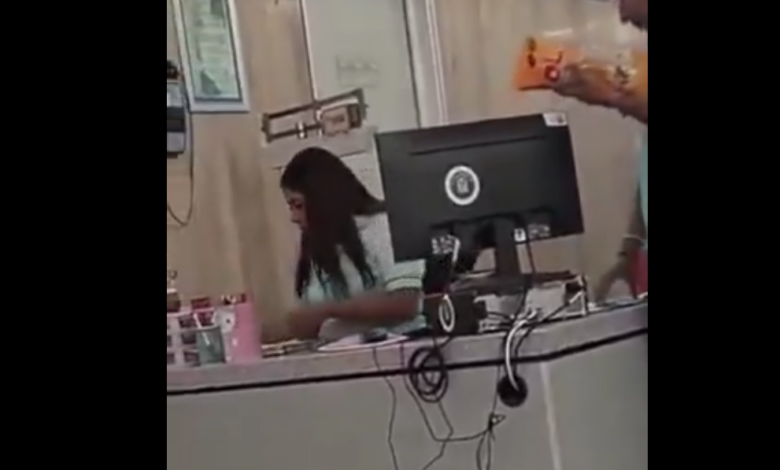 Video: captan a trabajadora del IMSS vendiendo papitas en bolsa en clínica; así respondió la institución de salud
