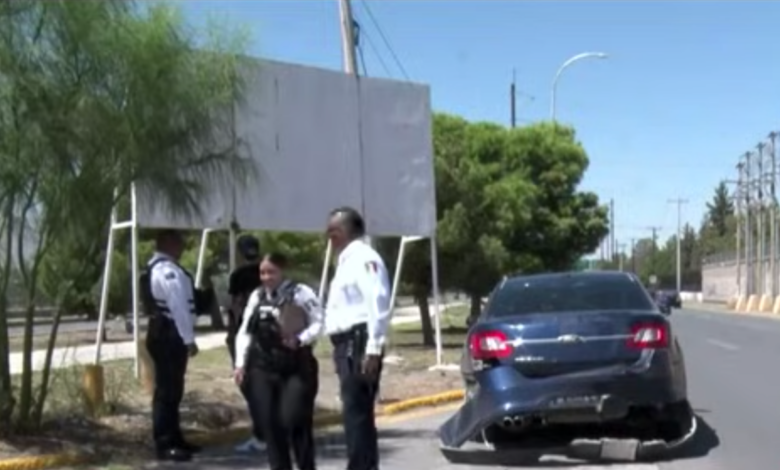 Conductor presuntamente ebrio toma el vehículo de su amigo y destruye 12 bolardos
