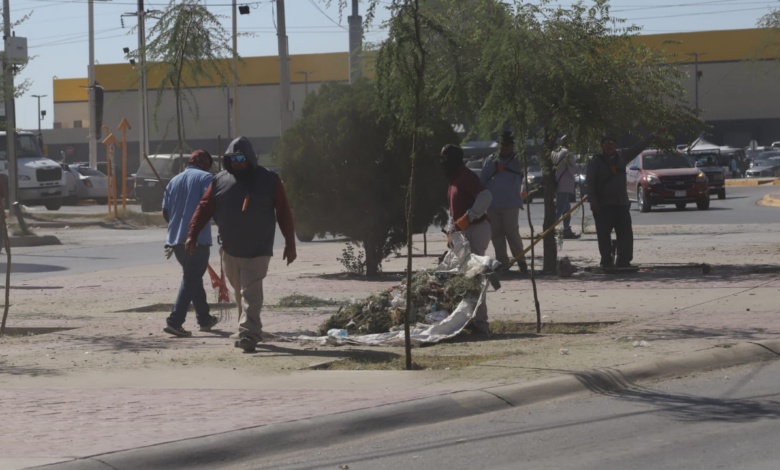 Renuevan camellón de la avenida De Los Aztecas con trabajos de limpieza