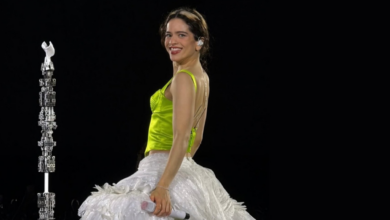 Rosalía conquista La Lagunilla con su sencillez y recibe inesperado regalo de un fan