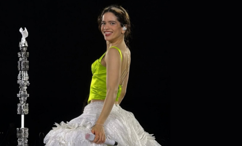 Rosalía conquista La Lagunilla con su sencillez y recibe inesperado regalo de un fan