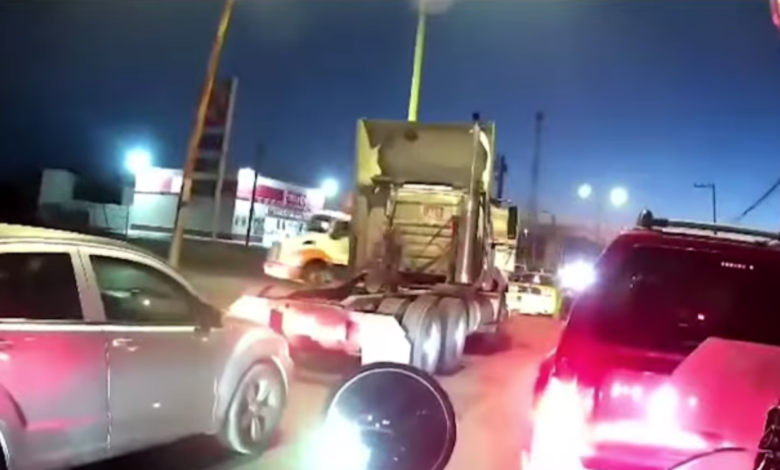 Motociclista frustra asalto y recupera bolso de una mujer