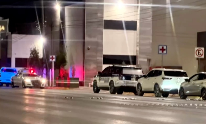 Fuerte operativo en hospital de Juárez tras accidente de agente estatal