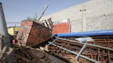 Retiran chatarra y basura de negocio durante operativo de Reordenamiento Urbano