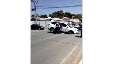 Camioneta cae en hundimiento de dos metros y provoca caos vial en transitado cruce