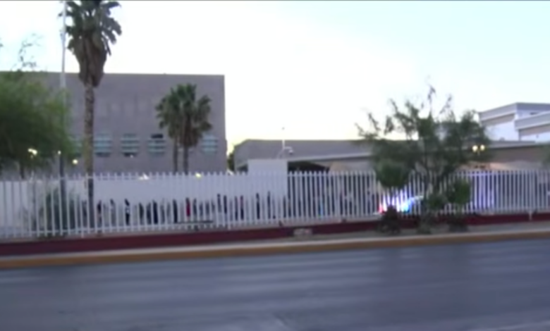 Suspenden citas de residencia en Consulado de EU en Ciudad Juárez; solicitantes esperan reprogramación