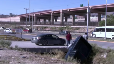 Madre e hija terminan en canal tras perder el control de su camioneta en Juárez