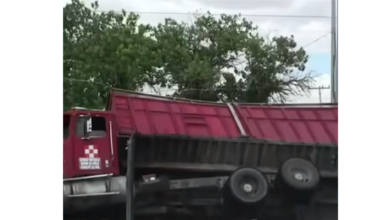 Tráiler cae en socavón sobre la carretera Juárez-Porvenir; no hubo lesionados