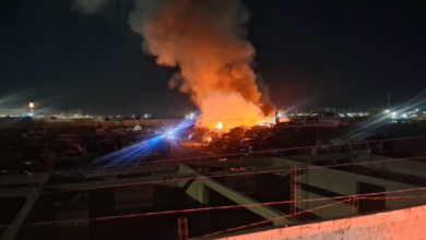 Incendio consume varios autos en yonke de la carretera a Casas Grandes