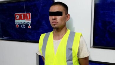 Intentó esconderse entre autos; lo detienen con cocaína y dos órdenes de aprehensión