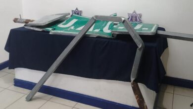 Cámaras de “Juárez Vigilante” captaron a un hombre cuando presuntamente derribaba la estructura con un hacha en Misiones de Creel.