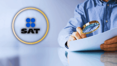 Contribuyente revisa documentación fiscal ante las visitas domiciliarias exprés del SAT