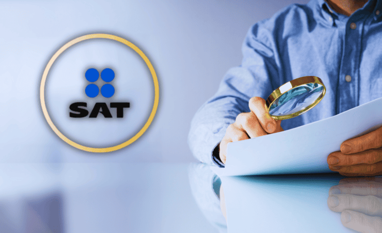 Contribuyente revisa documentación fiscal ante las visitas domiciliarias exprés del SAT