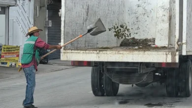 Cuadrillas de Limpia retiran residuos de la avenida Insurgentes después del desfile en Ciudad Juárez