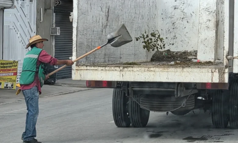 Cuadrillas de Limpia retiran residuos de la avenida Insurgentes después del desfile en Ciudad Juárez