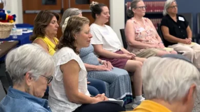 Participantes realizan una práctica de meditación judía durante una actividad religiosa