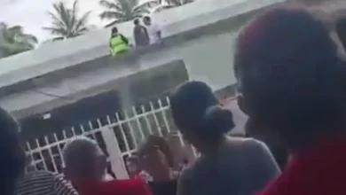 Dos estudiantes resultaron heridos al intentar detener la agresión contra la prefecta; las tres víctimas se encuentran fuera de peligro.