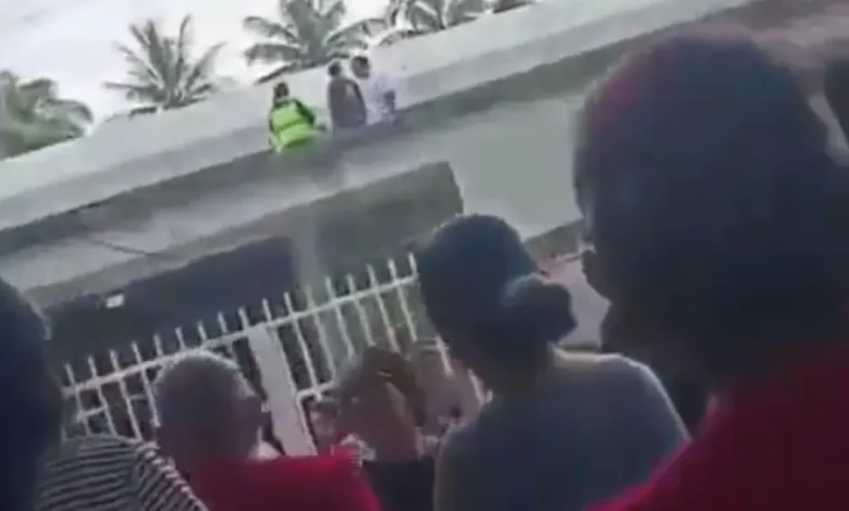Dos estudiantes resultaron heridos al intentar detener la agresión contra la prefecta; las tres víctimas se encuentran fuera de peligro.