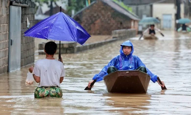 Calles y viviendas inundadas por las fuertes lluvias en el norte de Vietnam
