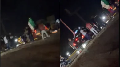 Vehículos participantes en una caravana patriótica en las inmediaciones del Umbral del Milenio de Ciudad Juárez