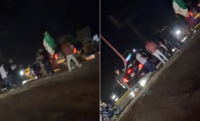 Vehículos participantes en una caravana patriótica en las inmediaciones del Umbral del Milenio de Ciudad Juárez