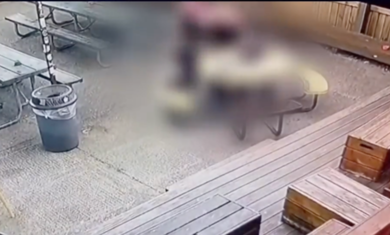 Captan en video agresión contra una mujer en bar de Louisville