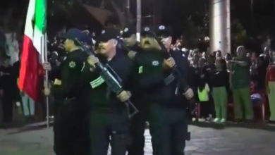 Policías pierden coordinación durante honores a la Bandera en Jalisco