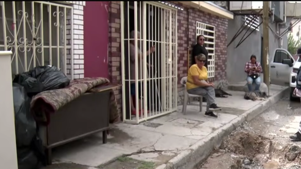 Conductora queda atrapada en socavón tras lluvias en Barrio Alto