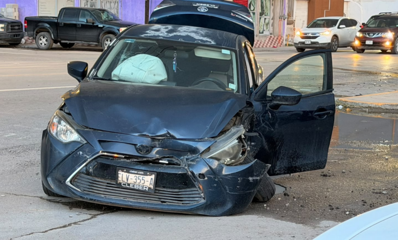 Conductor presuntamente se pasa el rojo y provoca fuerte choque en la Insurgentes