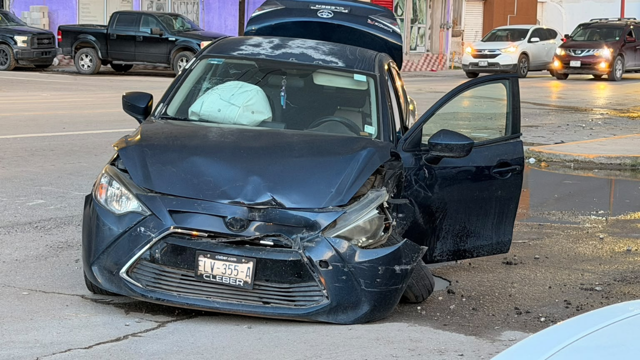 Conductor presuntamente se pasa el rojo y provoca fuerte choque en la Insurgentes