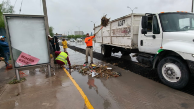 Limpian rejillas pluviales tras lluvias en Ciudad Juárez