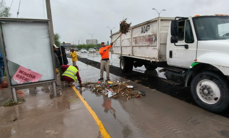 Limpian rejillas pluviales tras lluvias en Ciudad Juárez