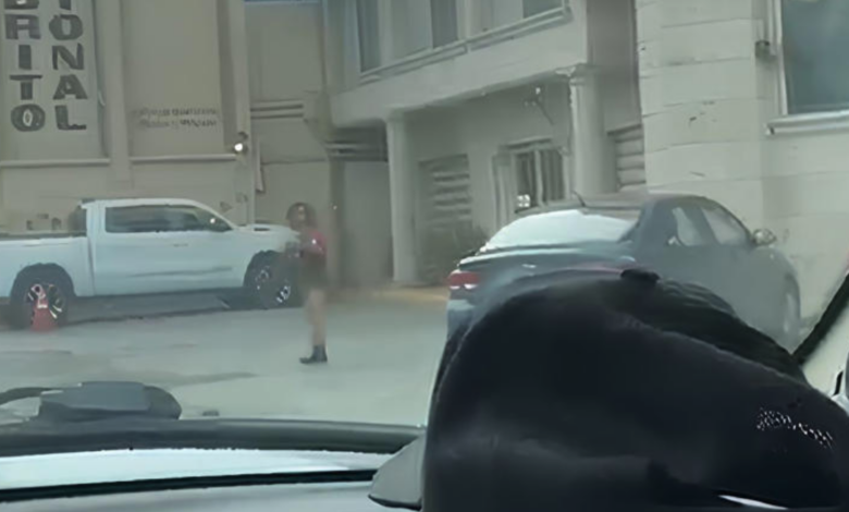 VIDEO I Buscan a mujer grabada vandalizando varios vehículos con objeto punzocortante en NL