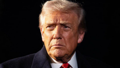 Trump califica a medios críticos como “amenaza” mientras enfrenta demanda por veto en la Casa Blanca