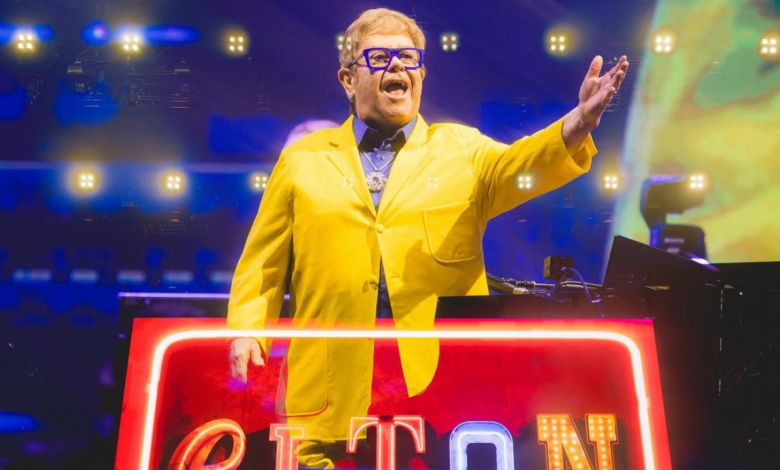 Elton John manda mensaje a México y promete un “set especial”; usuarios lo comparan con Aleks Syntek