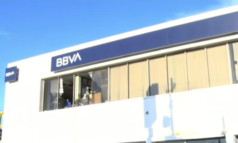 Explosión en sucursal bancaria de la PRONAF causa severos daños
