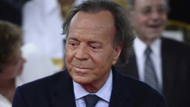 Extrabajadoras de Julio Iglesias presentan querella por presunta trata y agresión se.xua.l