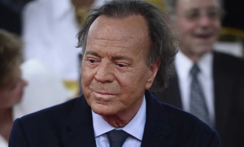 Extrabajadoras de Julio Iglesias presentan querella por presunta trata y agresión se.xua.l