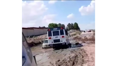 Rutera choca camioneta atascada en lodazal y se retira del lugar