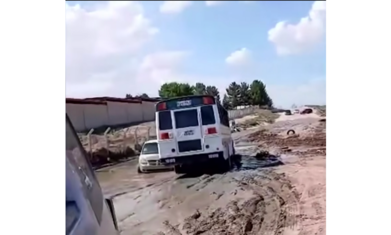 Rutera choca camioneta atascada en lodazal y se retira del lugar