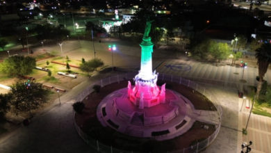 Monumento a Benito Juárez se ilumina con los colores patrios