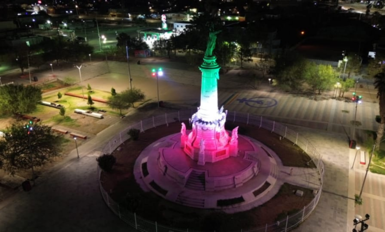 Monumento a Benito Juárez se ilumina con los colores patrios