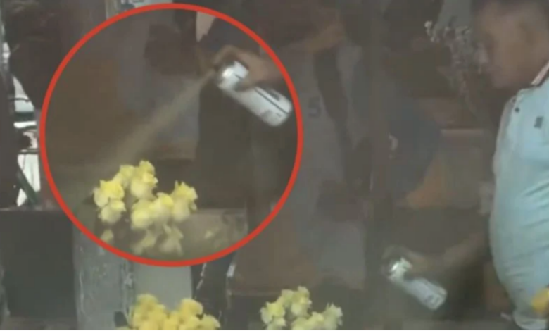 ¿Estafa o ingenio? Vendedor causa debate al pintar flores de amarillo