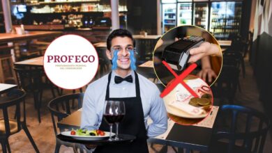 Cuenta de un restaurante revisada por un consumidor antes de pagar la propina
