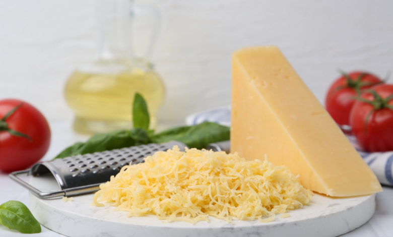 Abuelita revela peculiar truco para que el queso “dure más” al rallarlo