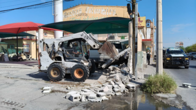 Derriban estructura que obstruía banqueta en la colonia La Cuesta