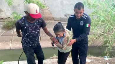 Rescataron a adulta mayor que cayó a una acequia en Ciudad Juárez