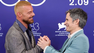 Gael García Bernal presenta “Hombre al agua” en Venecia junto a Ricky Martin